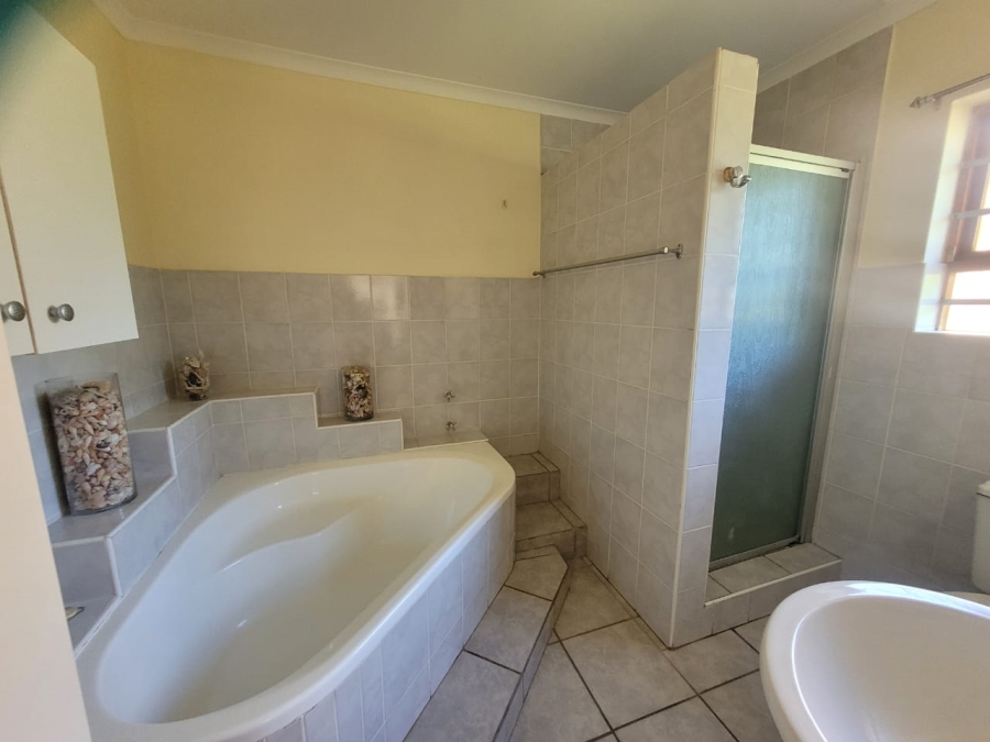 To Let 4 Bedroom Property for Rent in Wavecrest Eastern Cape